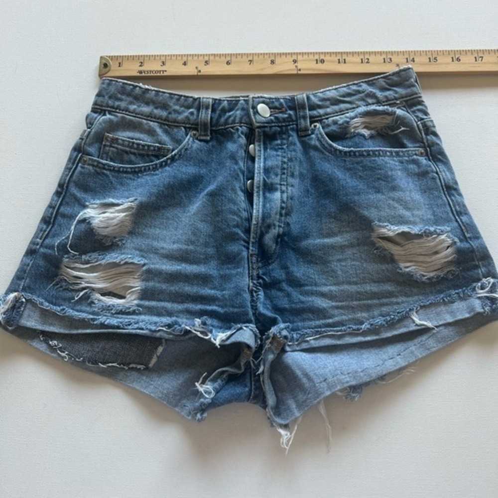 EUC H&M Vintage High Rise Denim Distressed Jean Shorts size 6 🔥🔥 (R)